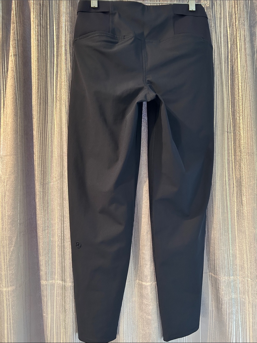 Lululemon Warpstreme Multi-Pocket Mid-Rise Cropped Pant 26”. Size 6 - Picture 3 of 4